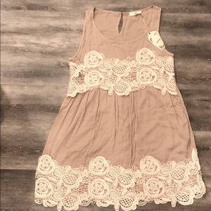 🌺Tan & white Sleeveless keyhole dress